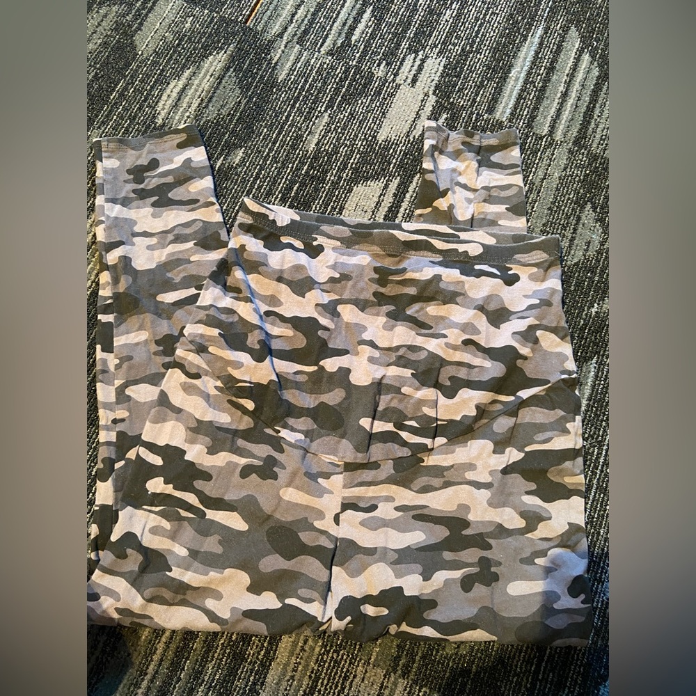 Black and gray maternity leggings